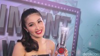 Di acara itu artis 33 tahun ini berhasil menyabet piala untuk kategori Pernikahan Selebriti Paling Fenomenal. Pool/Noel/detikFoto.