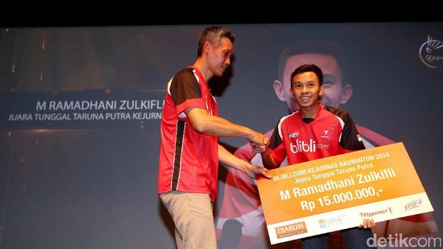 M. Ramadhani Zulkifli, pemain PB Djarum, menerima bonus dari Djarum Foundation