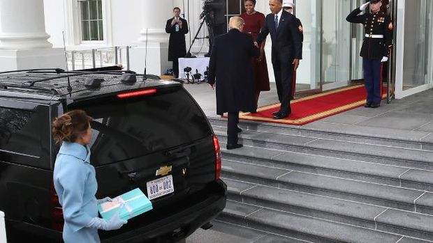 Bahasa Tubuh Trump dan Melania di Hari Pelantikan Ramai Dibahas