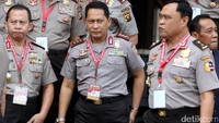 Buwas nampak terlihat canggung mengenakan seragam Polri. Sejak menjabat kepala BNN, Buwas memang jarang tampil berseragam.
