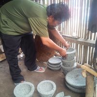 Tajudin dan Cerita 90 Persen Warga Jayamekar Jadi Pengrajin Cobek