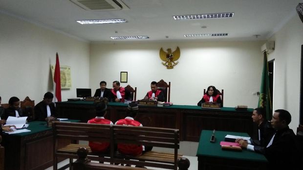 Rahmat dan Imam menjalani sidang tuntutan.