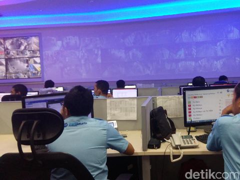 Mereka di Balik Kenyamanan Perjalanan Bus TransJ