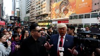 Sementara tiruan Donald Trump juga terlihat khas dengan mimik wajah cemberut yang merupakan seorang musisi asal Chicago, Amerika Serikat berusia 66 tahun bernama Dennis Alan. REUTERS/Bobby Yip.