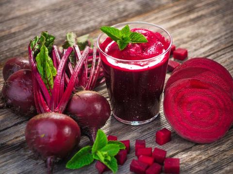 alasan untuk rutin minum jus buah bit