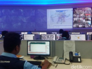 Mereka di Balik Kenyamanan Perjalanan Bus TransJ