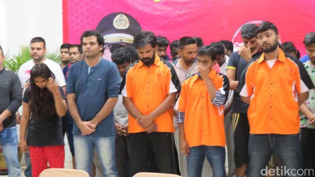  Jumpa pers penangkapan WN India yang diduga terlibat penyelundupan manusia di kantor Imigrasi Jakbar, Rabu (25/1/2017)