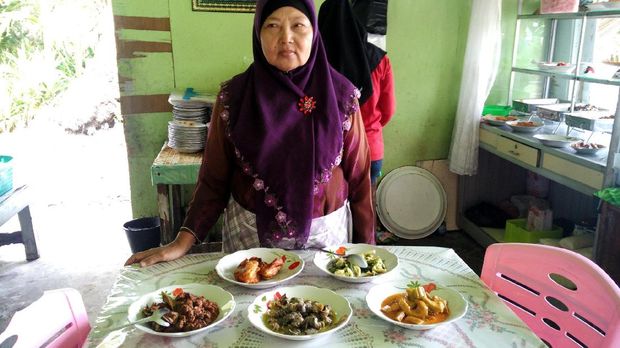 Kamsiyah, pemilik Kantin Bude yang legendaris (Wahyu/detikTravel)