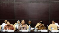 Zulkifli memimpin rapat dengan didampingi E.E. Mangindaan dan Hidayat Nur Wahid. Pool/MPR.