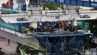 Sejumlah pekerja tengah menyelesaikan pembangunan proyek MRT Stasiun H Nawi.
