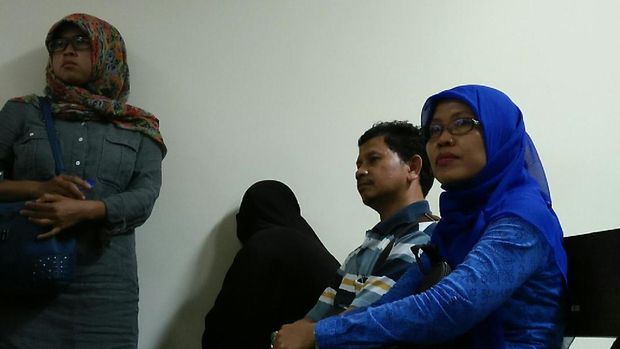 Ibunda Eno terus menangis saat menghadiri sidang tuntutan.