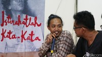 Putra Wiji Thukul, Fajar Merah (kiri) berharap Presiden Jokowi menuntaskan kasus penghilangan aktivis dan HAM.