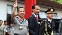 Tiba di arena Rapim Polri 2017, Jokowi langsung disambut Kapolri Jenderal Tito Karnavian.