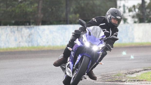 Yamaha Yakin R15 Tak Terancam Kompetitornya