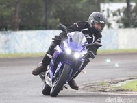 Menjajal Bayinya R6, Yamaha R15 di Sirkuit Sentul
