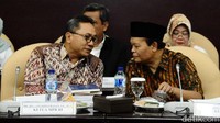 Zulkifli Hasan berdiskusi dengan Hidayat Nur Wahid di sela-sela rapat. Pool/MPR.