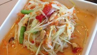 Som Tum terbuat dari irisan halus pepaya muda, potongan buncis, kacang tanah sangrai, tomat dan gerusan cabai rawit. Permukaannya diberi taburan ebi. Salad ini terasa segar dan begitu pedas, mirip asinan.  