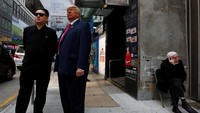 Bagaimana menurut Anda penampilan dari tiruan Kim Jong Un dan Donald Trump? REUTERS/Bobby Yip.