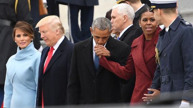 Obama mencium mesra tangan Michelle