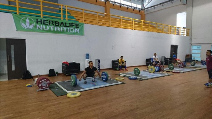 pelatnas angkat besi menjalanan latihan di Bandung, Rabu (25/1/2017)