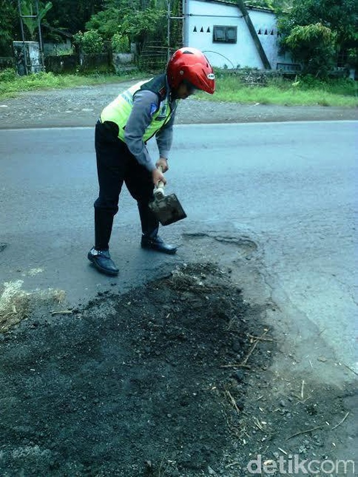 Polisi Timbun Jalan Berlubang di Pantura Situbondo