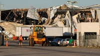 Sebuah gedung luluh lantak diterjang tornado di Albany, Georgia. REUTERS/Tami Chappell.