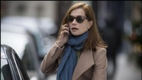Akting Isabelle Huppert dalam film Elle membuatnya masuk nominasi tersebut. Ia berperan sebagai seorang wanita karier yang sukse di sebuah perusahaan game yang mengalami pemerkosaan di rumahnya sendiri. (Dok. SBS Distribution)