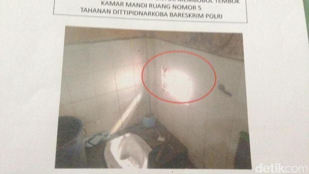 Ini tembok kamar mandi yang dilubangi para tahanan