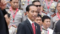 Di acara tersebut, Jokowi terlihat mengenakan setelan jas hitam.