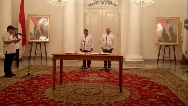 Wali Kota Bekasi menerima 20 ribu lampu penerangan jalan bekas dari Sumarsono.