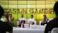 Inspektur Jenderal KLH Imam Hendargo (kiri) dan Inspektur Jenderal Kementerian ESDM Mochtar Husein (kanan) saat pameran Alam Lestari Tanpa Korupsi di Stasiun Gambir, Jakarta, Rabu (25/1/2017).