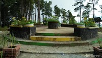 Ada taman yang berbentuk lingkaran dan dikelilingi bunga. Boleh banget buat selfi, tapi jangan dirusak ya! (Bonauli/detikTravel)