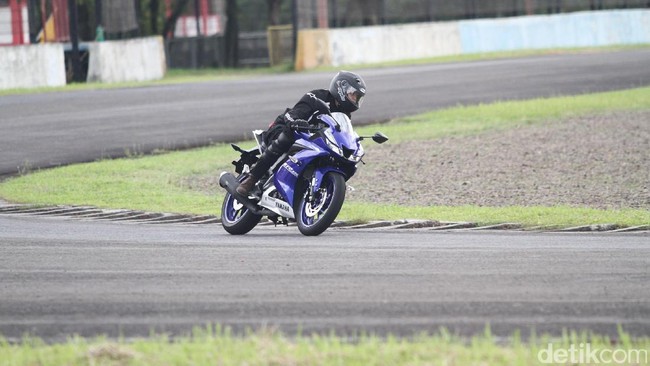 Menjajal Bayinya R6, Yamaha R15 di Sirkuit Sentul