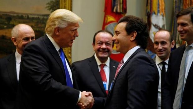 President Donald Trump menyalami CEO Ford Motor Company Mark Fields dalam jamuan di Gedung Putih.