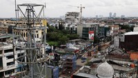 Dari arah Jl Radio Dalam Raya, masyarakat bisa menghindari ruas Jl RS Fatmawati yang ditutup dengan memilih jalur belok ke kanan melewati Jl Metro Pondok Indah. Lurus saja sampai persimpangan dan belok ke Jl Sekolah Duta Raya dan tembus ke Jl Terogong Raya. Anda akan bertemu lagi dengan Jl RS Fatmawati untuk melanjutkan perjalanan ke arah Cilandak.