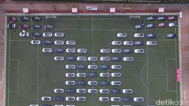 Parade mobil Tesla membentuk huruf X sesuai Model X