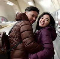 Ketika berlibur di London, Inggris, keduanya sama-sama memakai jaket tebal dalam palet warna yang senada. (Foto: Dok. Instagram/gisel_la)