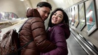 Musim dingin disana membuat Gisel dan Gading kompak memakai mantel. Dok. Instagram/gisel_la