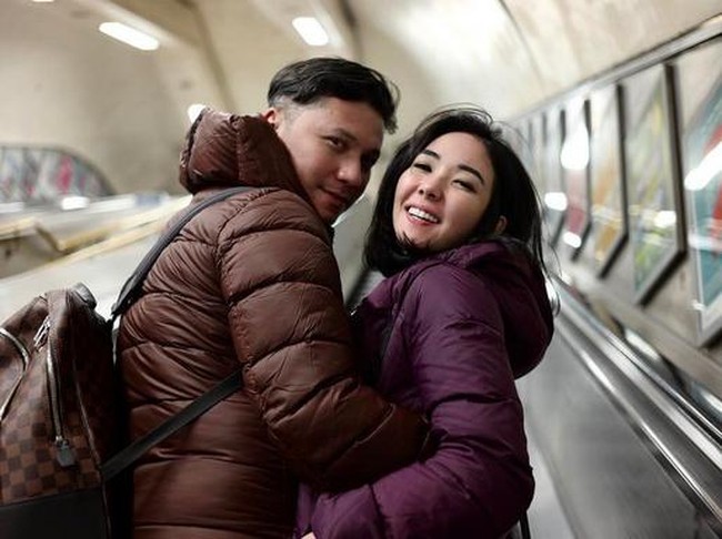 Ketika berlibur di London, Inggris, keduanya sama-sama memakai jaket tebal dalam palet warna yang senada. (Foto: Dok. Instagram/gisel_la)