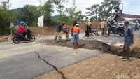 Jalan di Darmaraja Sumedang Ambles hampir 1 Meter