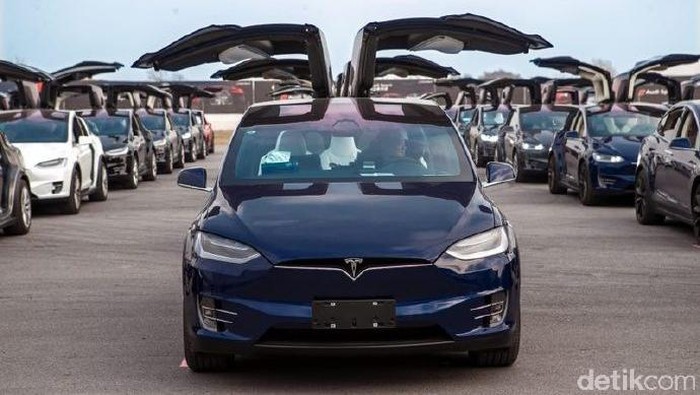Ratusan Mobil Tesla Pecahkan Rekor Parade