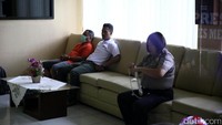 Tersangka Roby mendapat penjagaan polisi.