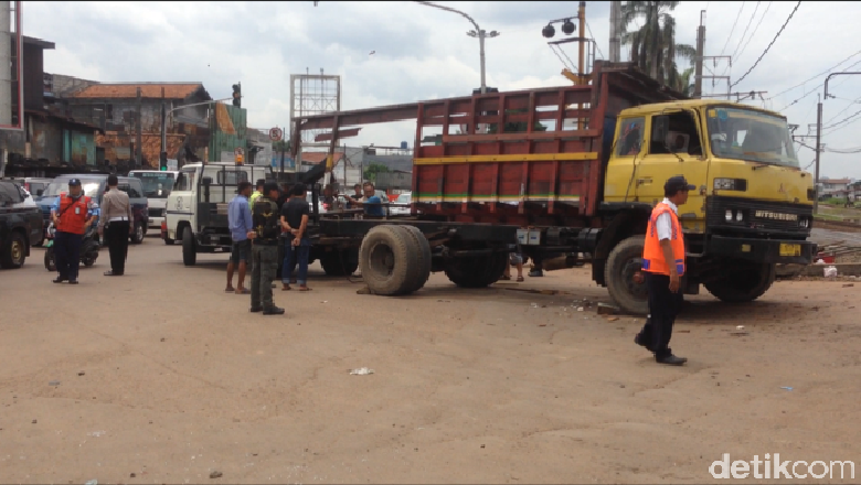 Terobos Pintu  Perlintasan Truk  Tertabrak Kereta di Cipinang