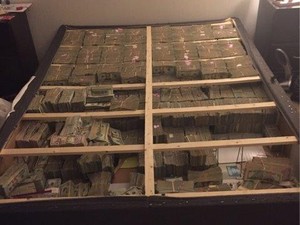 Agen Federal AS Temukan Uang Tunai Rp 266 M di Bawah Kasur