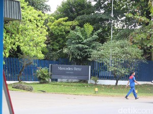 Jalan Mercedes-Benz Vs Mersedes-Bend di Gunung Putri