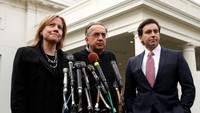 3 CEO produsen mobil Amerika, Mary Barra dari GM, Mark Fields dari Ford dan Sergio Marchionne dari FCA memberikan keterangan pers kepada wartawan. Foto: REUTERS/Kevin Lamarque