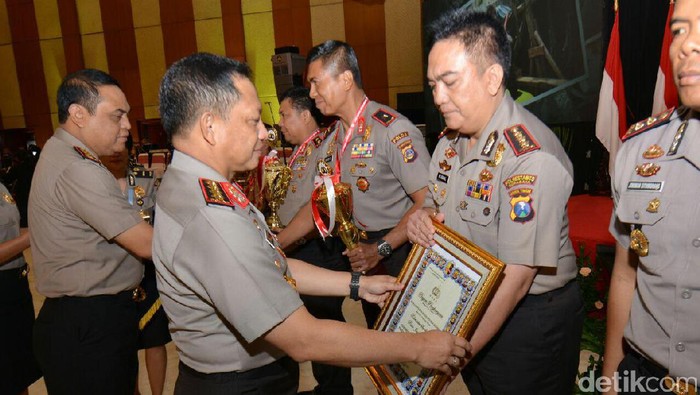 Kapolri Beri Penghargaan ke 5 Kapolres Terbaik