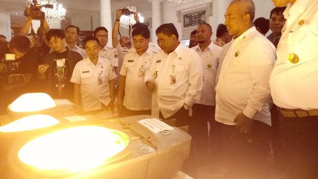 Sumarsono memastikan 70 persen kondisi lampu bekas itu masih layak pakai.