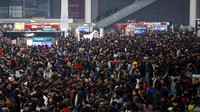 Dilansir Reuters, ratusan juta warga China berkumpul di Stasiun Kereta Shanghai Hongqiao, Rabu (25/1/2017) waktu setempat, untuk melakukan mudik jelang Imlek. REUTERS/Aly Song.