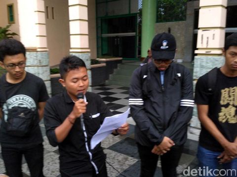 Mahasiswa UII membacakan pernyataan sikap